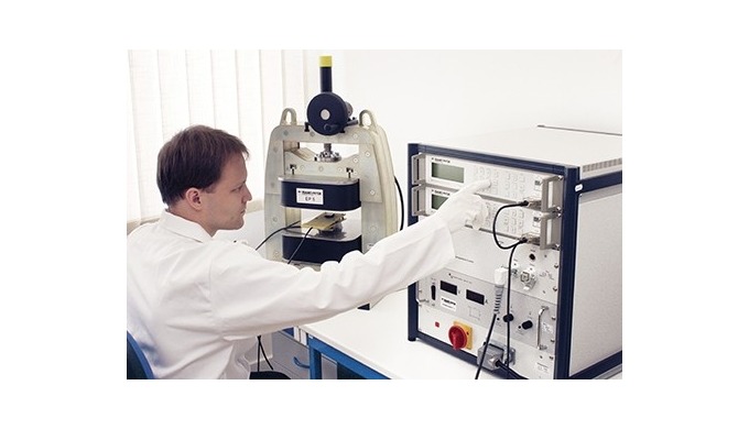 Measurement of magnetic properties of permanent magnets using a hysteresisgraph based on standards Č...