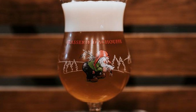 La Chouffe es una cerveza belga de estilo Strong Ale, sin filtrar, de alta fermentación y con segund...