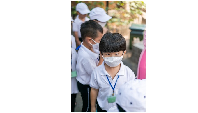 Product Description Product Name: Luxury Kid Face Mask Material: Non-woven Fabrics, Melblown, Activa...