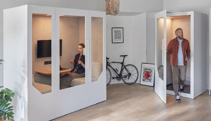 „Persy Booths“ yra Berlyne įsikūrusi įmonė, kurianti ir parduodanti garsui nepralaidžias biuro patal...