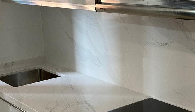 MUEBLE DE COCINA GRIS BRILLO PUERTAS LAMINADO ALTA PRESION.