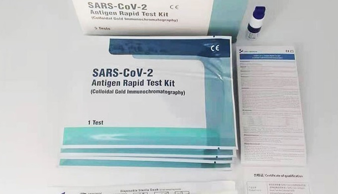 Le SARS-CoV-2 Antigen Rapid Test Kit est un kit composé de 5 autotests anticorps par prélèvement nas...