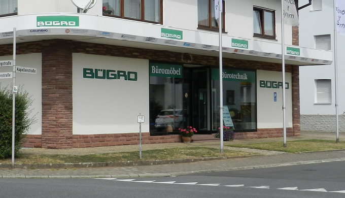 Individuelle und kompetente Beratung durch unser geschultes Team Grosse Büromöbel- und Bürotechnik-A...