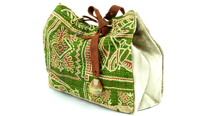 Descubre el encanto del Bolso Boho Seda, una obra maestra bícroma. De un lado, seda verde pespuntead...