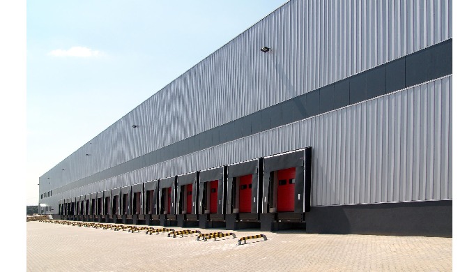 BASE LOGISTIQUE: La charpente métallique permet une grande flexibilité pour aménager des espaces de ...