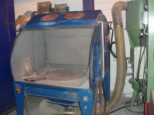 Unter Sandstrahlen versteht man die Bearbeitung eines Werkstückes mit einem Strahlmittel das mit Dru...