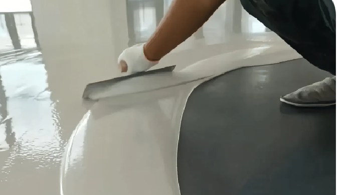 名称：环氧彩砂自流平地坪漆 主要材质：环氧树脂，天然彩砂 形态：水性液态涂料 规格：20kg/桶、5kg/桶 优势： 1、耐磨、耐压。 2、施工简便。 3、防水防滑。 4、易于清洁、耐污。 5、绝缘性...