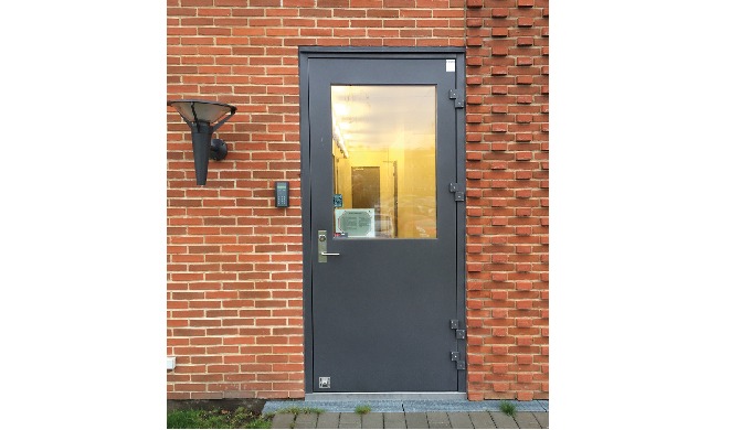 Door System, Hængslede døre