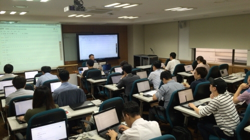 We invite professionals in different business field and provide data analysis, modelling, IT/Pintech...
