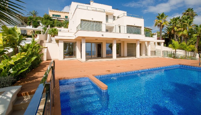 Premium Villas Costa Blanca se complace en presentar esta magnífica villa de lujo construida con mat...