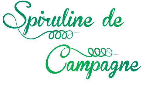 développée dans des bassins sous serre et produite sur place dans un laboratoire, la spiruline de ca...