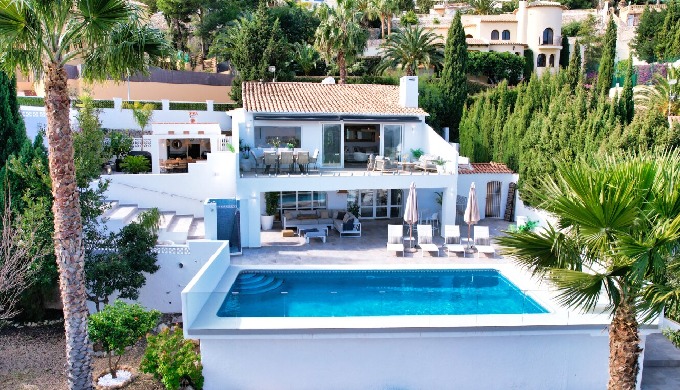Ofrecida en exclusiva por Premium Villas Costa Blanca, presentamos esta extraordinaria villa recién ...