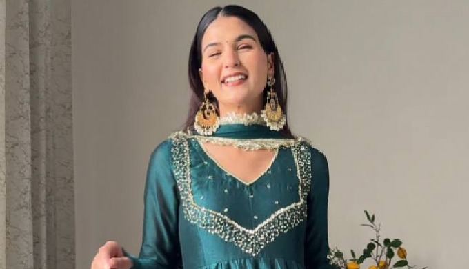 Make a grand entrance in this stunning embroidered georgette gown set from Trendbuy. Available in tw...