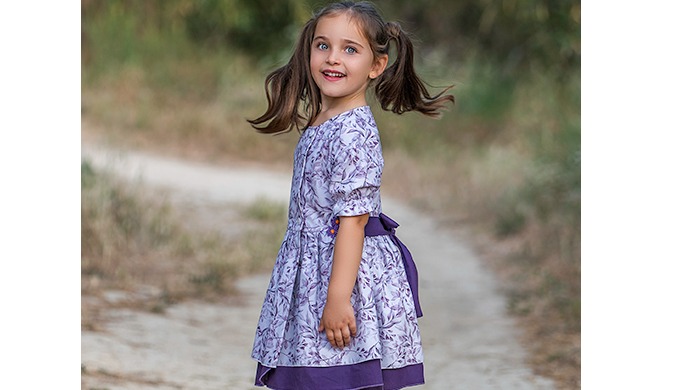 Elaborado en popelina de algodón orgánico es un vestido ligero y cómodo. Abrochado cruzado con boton...