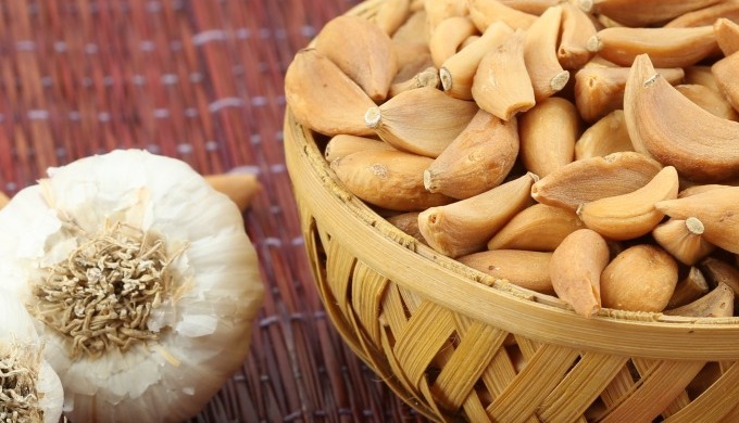 Garlic Flakes use mainly for canned soups, salads, hamburgers, pizzas & other fast food preparat...