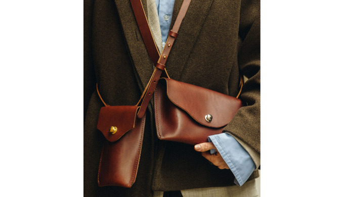 Le sac CÉLESTE Classique est une pièce emblématique de la collection de maroquinerie artisanale de P...