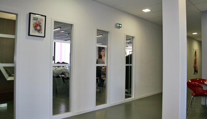 Châssis Vitrés STADIP 44/2 : • Châssis vitré avec vitrage feuilleté transparent de 9 mm d’épaisseur....
