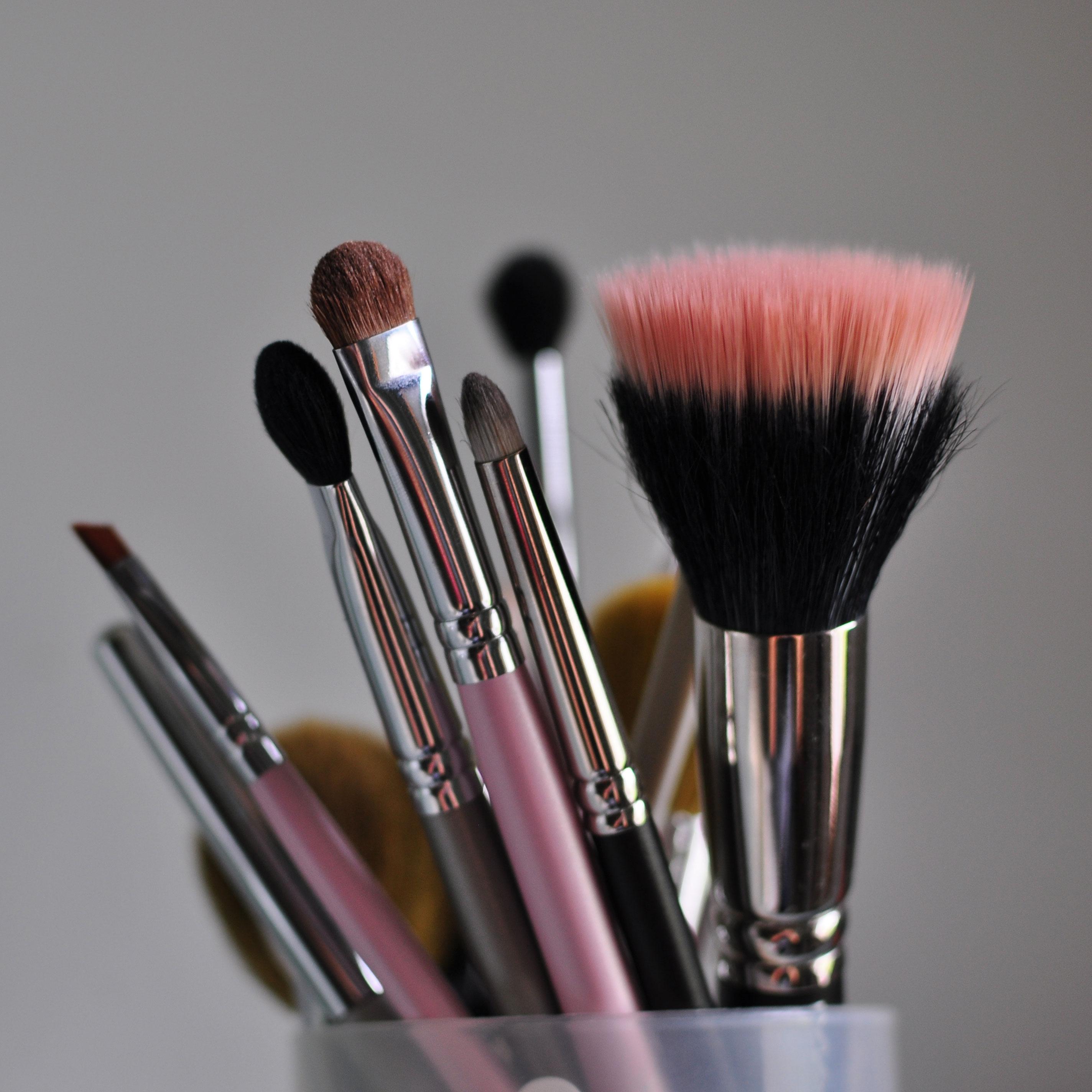 SSIZ International Private Limited provides a selection of makeup and beauty tool products through i...
