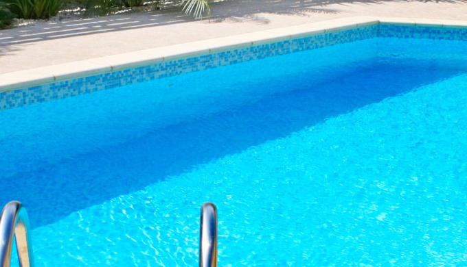 If you're looking for a luxurious swimming pool that won't break the bank, a vinyl pool from Paramou...