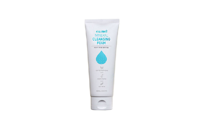 • A rich bubble gently wraps the entire face, effectively cleansing the makeup residue and pores in ...