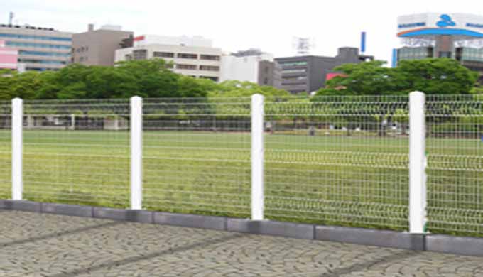 The New Flower Mesh Fence han a flower-shaped, bended mesh board on its top, middle, and bottom part...