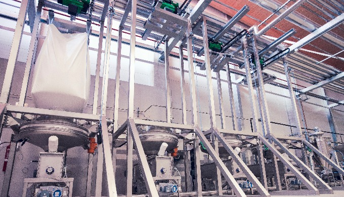 Stazione per lo svuotamento dei sacconi con capacità variabile, adatte sia al carico dei silos che p...