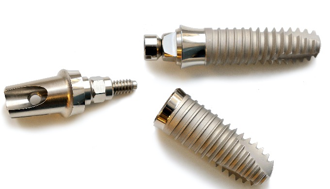 Implantes de titanio para reemplazar dientes perdidos.