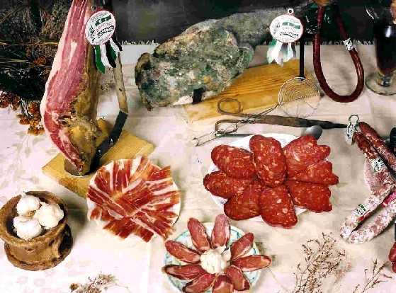Comercializamos todo tipo de carnes frescas de cerdo, ternera y cordero. En la temporada de matanzas...