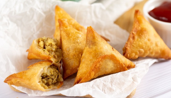 Experience the authentic taste of Al Nameer’s Frozen Chicken Samosa. Each samosa is crafted with ten...