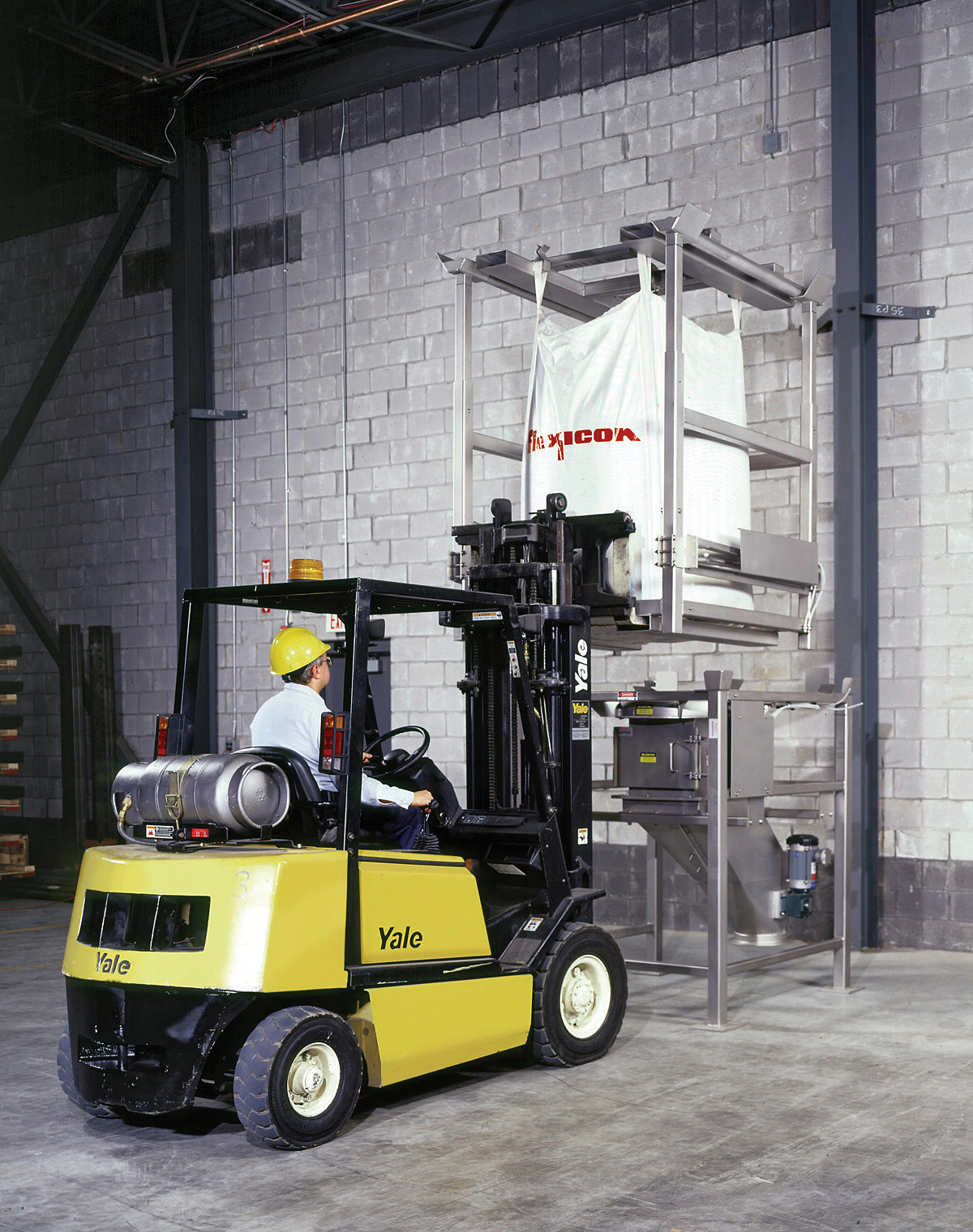 FLEXICON® Low Profile Split Frame Unloader allows discharging of bulk bags and rigid bins from mezza...