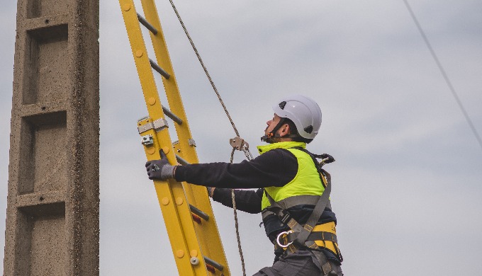 Escalera de fibra completa, modelo extensible para postes rígidos. Aislante a los agentes eléctricos...