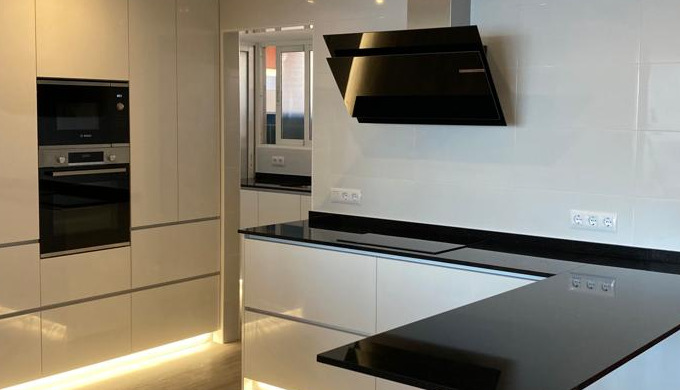 MUEBLES DE COCINA BLANCO BRIILO CON PERFIL TIRADOR GOLA
