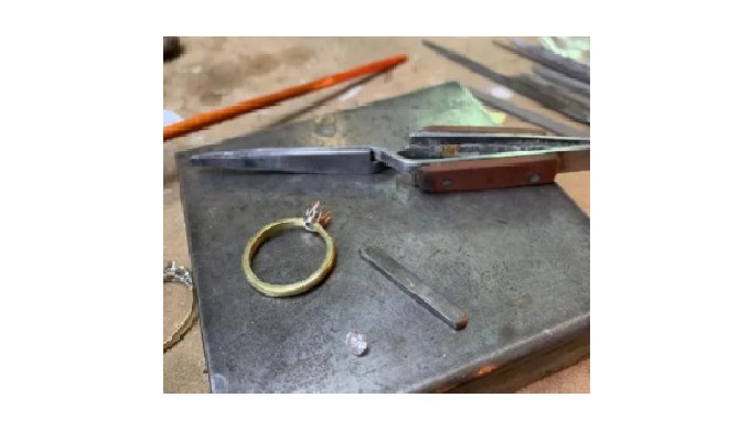 Do you have any broken jewellery? Our team of jewellery repair experts will take care of the repairs...