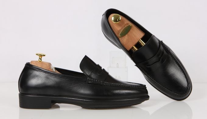 The “breathable air-cushion comfort shoe” has sufficient ventilating function and soft air cushionin...