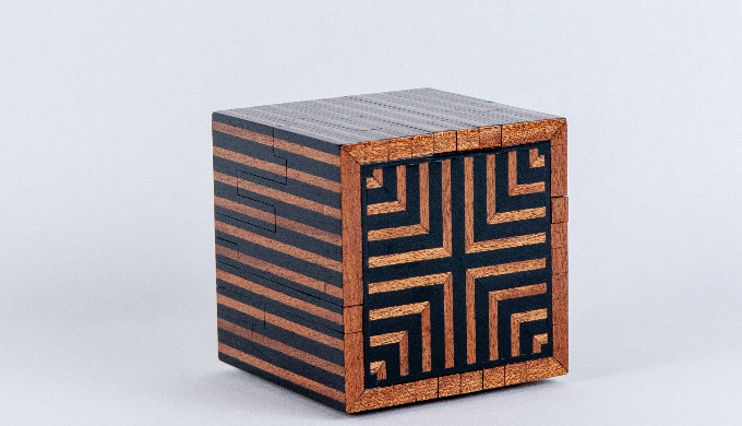 Cette puzzle box à construire est un jeu énigmatique et symétrique. Il contient 144 pièces que vous ...