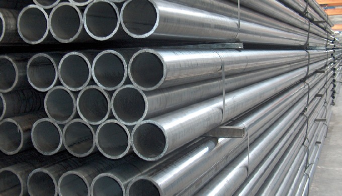 Tubes réalisés à partir d'une bande de métal galvanisé suivant le procédé sendzimir et soudés. La zo...
