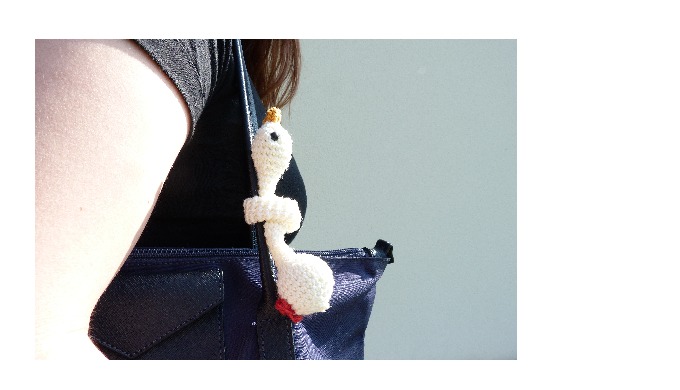 Cet objet décoratif est un accessoire artisanal servant à se nouer aussi bien sur la lanière du sac ...