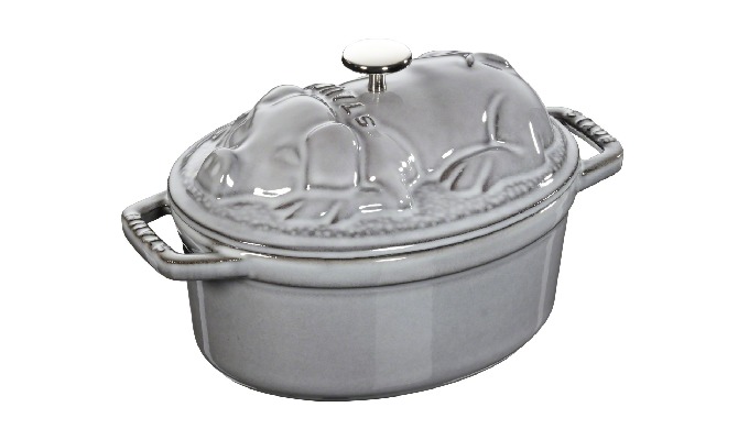 Ideal for searing and slow cooking of meat, fish or vegetables The matt black inner enamelling is id...