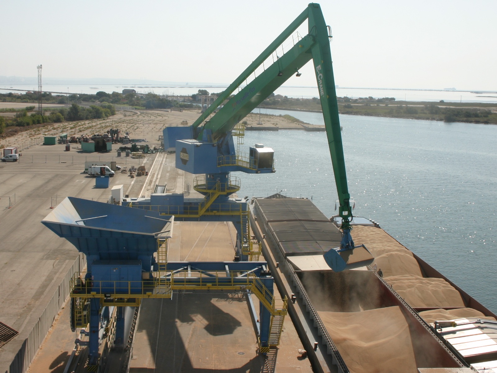 La încărcătoarele manipulatoare E-CRANE, contragreutatea este mobilă, în le...