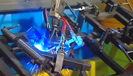 Dos robots de soldadura de gran precisión