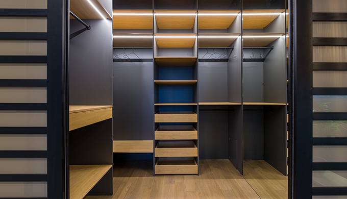 Maximera effektiviteten och elegansen med skr&auml;ddarsydda walk-in closets f&ouml;r f&ouml;retag 