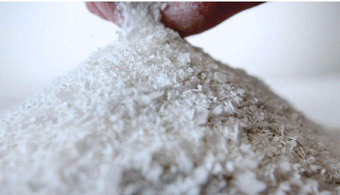 Solidifying agent in paint production, coagulant in the manufacture of rubber, chloridizing agent an...