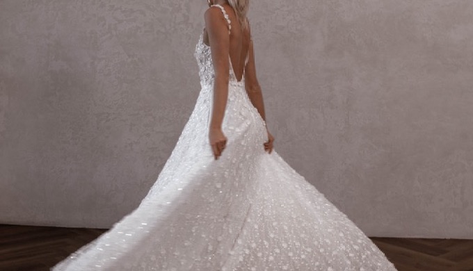 Brautkleid Lenny flowy von Made With Love ist für Bräute bestimmt, die von atemberaubender Blütenspi...