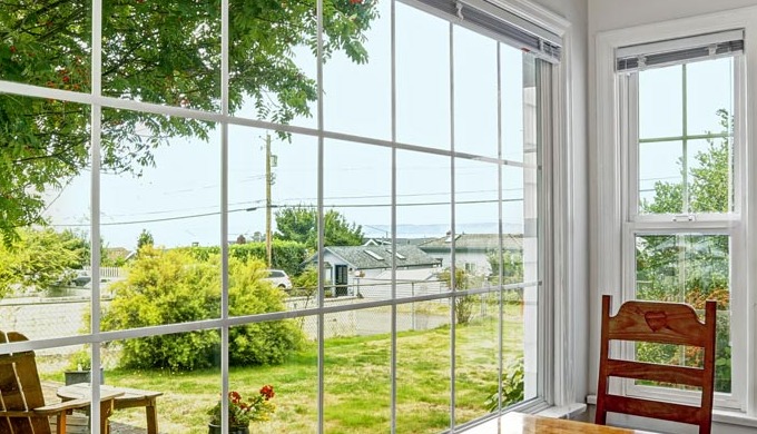 REAL WINDOW CLEANING REQUIRES BOTH THE RIGHT TOOLS AND SKILLS Worn out squeegee rubbers and damaged ...