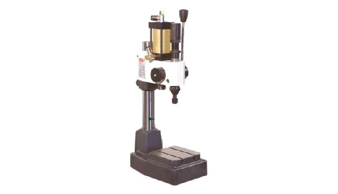 Potencia regulable de 0 a 600 Kg y un recorrido útil de 22mm Máquina de sobremesa con mando de segur...