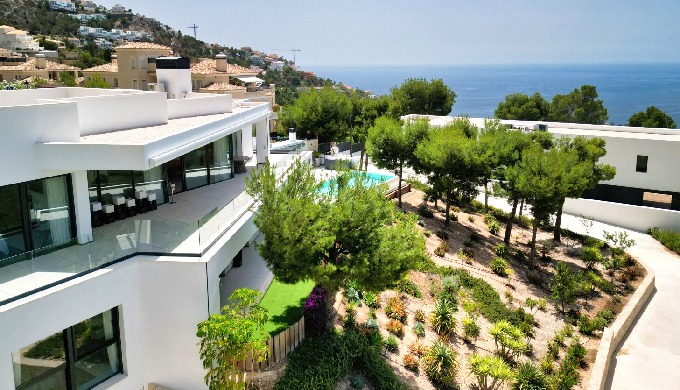Situada en Altea Hills, esta villa de lujo de reciente construcción se encuentra en una gran parcela...