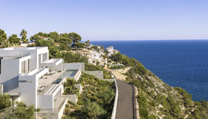 Esta moderna villa de lujo se encuentra en la zona de La Granadella de Jávea, a poca distancia de la...