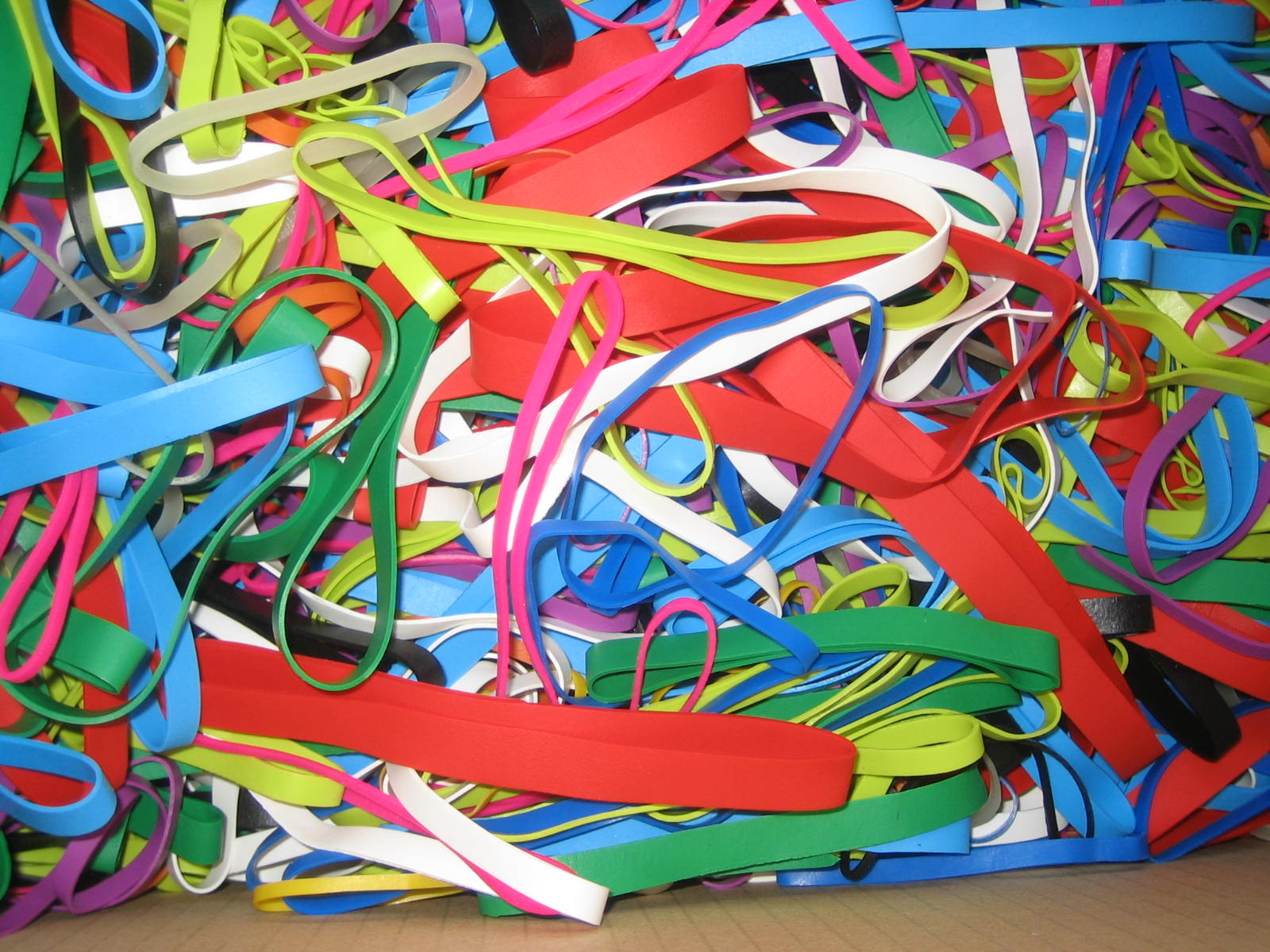 13 kleuren elastiek op voorraad.Ook maatwerk: een eigen elastiek in elke gewenste kleur.