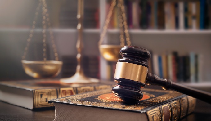 في عصر التكنولوجيا الرقمية ، أصبحت جرائم الإنترنت تشكل تحديًا قانونيًا متزايدًا يواجهه الأفراد والشر...