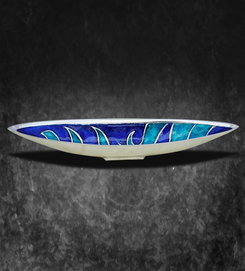 The classy boat-shaped platter is an expression of impressive elegance to mesmerize your guests with...